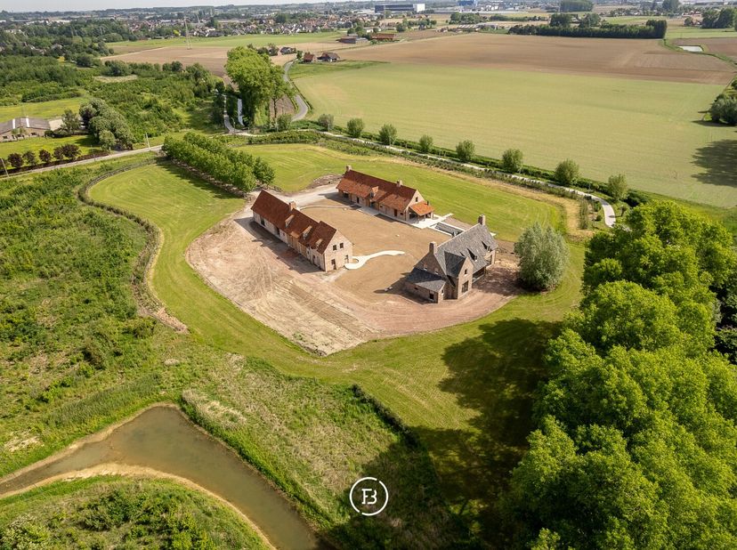 Superbe ferme neuve située sur un terrain de plus de 2 hectares, stratégiquement située à deux pas du centre de Roulers et bénéficiant d'un accès faci