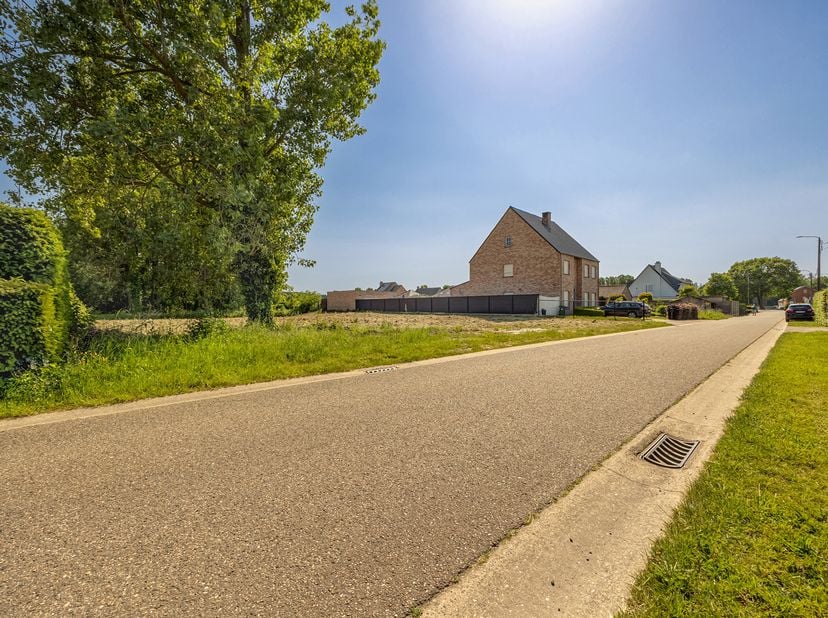Royaal perceel met zuidoriëntatie en uniek bouwpotentieel <br />
Op zoek naar een bouwperceel waar ruimte, groen en mogelijkheden samenkomen? Dan is d