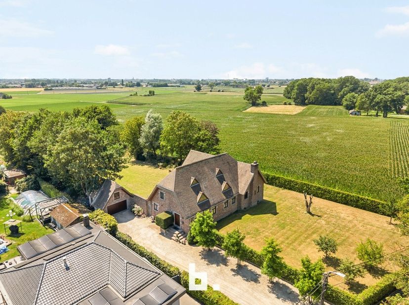 Dit is geen alledaagse woning. Dit is een eigendom die u moet beleven.<br />
Een villa van dit kaliber, met deze oppervlakte, dit perceel én een eigen