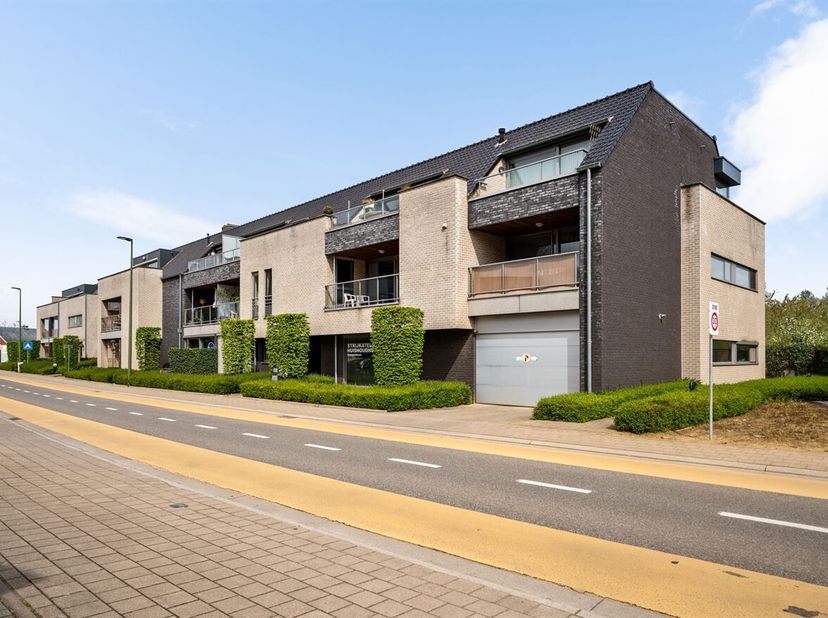 Situé au coeur de Tielt-Winge, dans le verdoyant Hageland, cet appartement jouit d'une situation tranquille et offre de nombreuses possibilités de pro