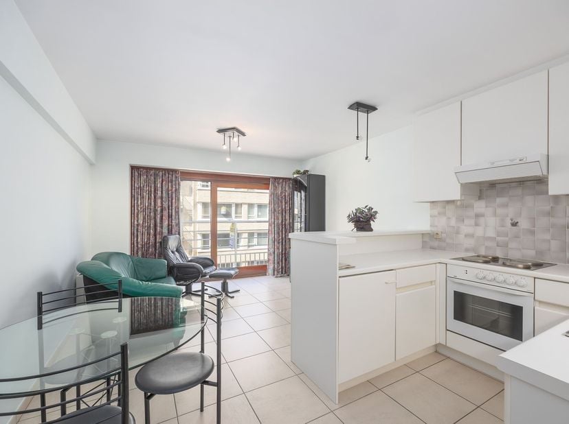 Instapklaar appartement met terras en 1 slaapkamer met prachtig zijdelings zeezicht, gelegen op de 5e verdieping en vlakbij de zeedijk en winkelstraat
