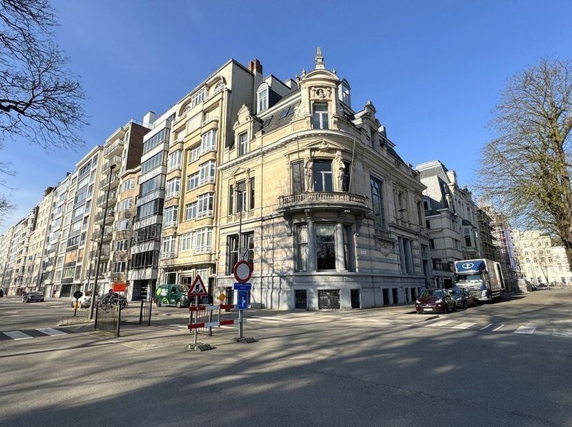 270m² kantoren<br />
Ligging: vlakbij station Antwerpen-Centraal<br />
Specificaties: monumentale gevel, dubbel glas, ingedeeld, gyproc, inbouw spots,