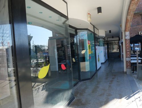                                         Bien commercial à louer à Asse, € 925

