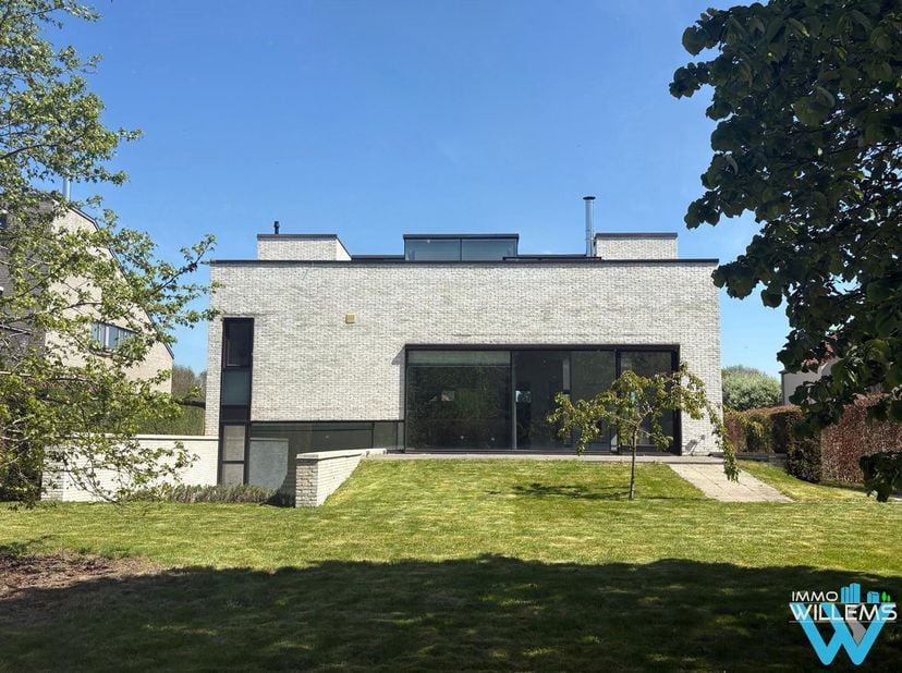Cette magnifique villa moderne (split level), conçue par le célèbre cabinet d'architectes A2O, est située sur un beau terrain de 1 000 m². L'emplaceme