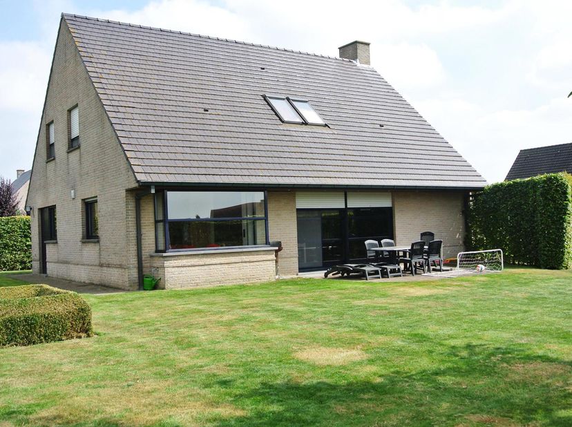 Op zoek naar een ruime, perfect onderhouden gezinswoning op een rustige ligging? Dan is deze woning beslist een bezoek waard! Gelegen in een doodlopen