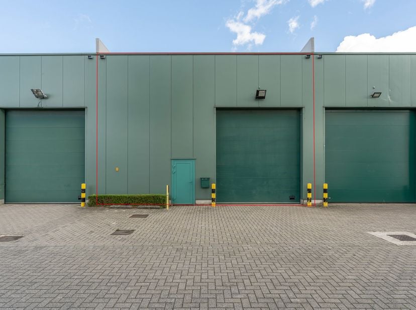 Goedgelegen KMO-unit met autostaanplaats te Lilsedijk Beerse.<br />
200m² magazijn + 100m² mezzanine | Automatische sectionaalpoort | Elektriciteit co