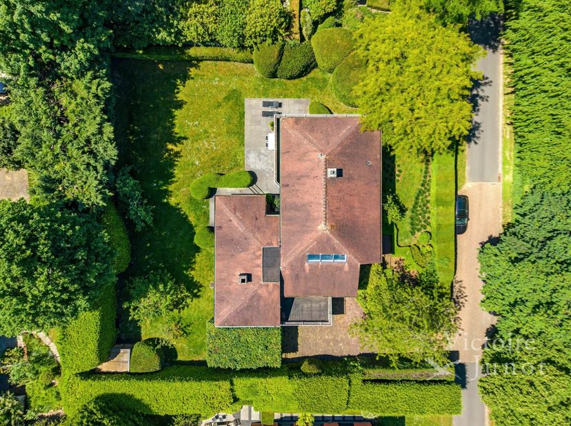 Dans le quartier du Prince d'Orange, dans un clos privé et discret, magnifique villa d'une superficie totale de ± 453 m² bruts (selon PEB) avec jardin