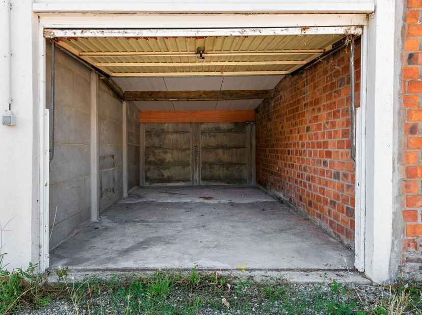 Garage à vendre dans un emplacement idéal à Malines. Idéal pour garer en toute sécurité une voiture ou une moto, ou comme espace de rangement suppléme