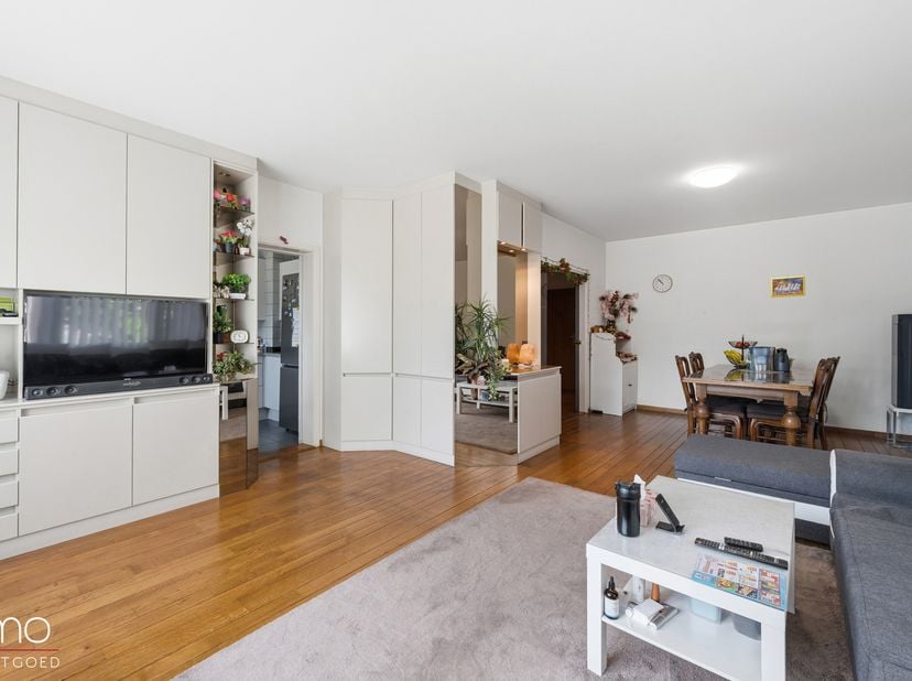 Op de eerste verdieping van dit verzorgde gebouw bevindt zich een ruim en lichtrijk appartement met een praktische indeling, drie volwaardige slaapkam
