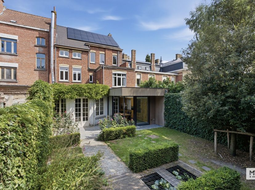 In het centrum van Ieper, op wandelafstand van alle voorzieningen, bevindt zich deze bijzonder ruime herenwoning. De woning beschikt over maar liefst