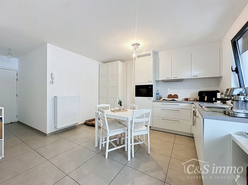 Ce studio magnifiquement rénové au rez-de-chaussée est une opportunité unique pour ceux qui recherchent le confort, un style de vie moderne et un espa
