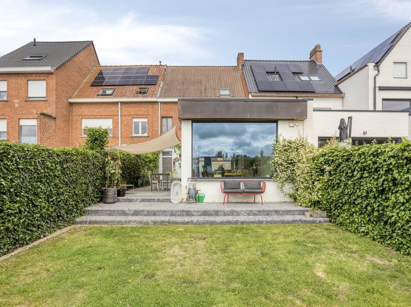 Deze verrassend ruime gezinswoning in Ieper combineert comfort, licht en praktische indeling. De woning werd grondig gerenoveerd in 2020 en beschikt o