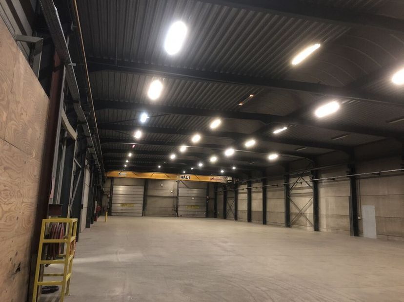 Dit magazijn in Heist-Op-Den-Berg maakt het mogelijk om jouw opslag- of werkplaatsactiviteiten te vestigen op een volledig omheind terrein met privati