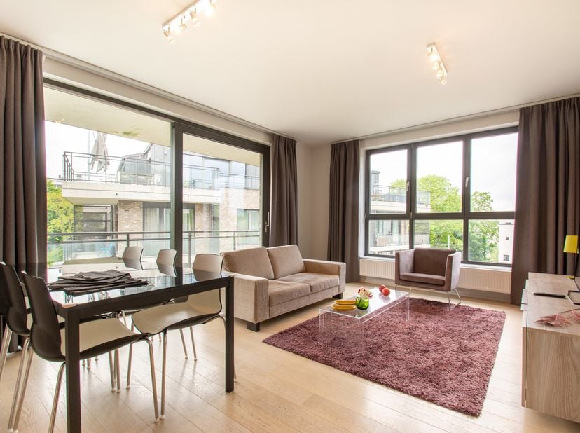 Op een steenworp van het Ter Kamerenbos bevindt zich dit prachtige appartement op de 3e verdieping met een oppervlakte van ongeveer 88 m² (volgens EPC