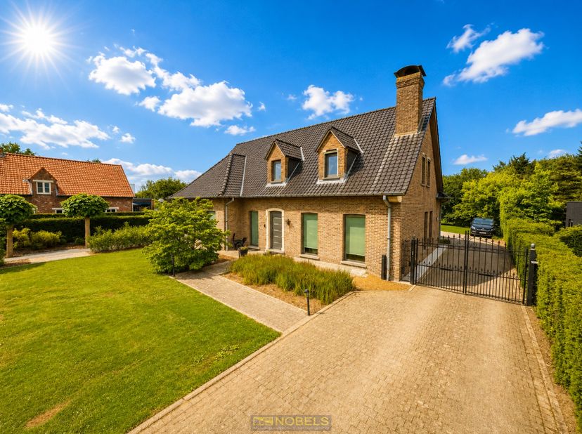 <br />
VEELZIJDIGE EN ENERGIEZUINIGE GEZINSWONING met een BEWOONBARE OPPERVLAKTE van maar liefst ca. 426 m², gelegen op een VLOT BEREIKBARE LOCATIE te