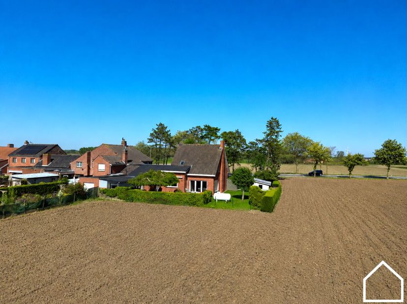 Bekijk zeker de vastgoedvideo via deze link: https://youtube.com/embed/BCrXifSjD0s<br />
<br />
Deze aangename woning verwelkomt u via een praktische