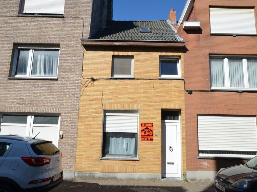 Indeling<br />
<br />
Inkomhall, woonkamer, keuken, afzonderlijk toilet, badkamer met ligbad, dubbele wastafel en tweede toilet, 2 slaapkamers, zolder