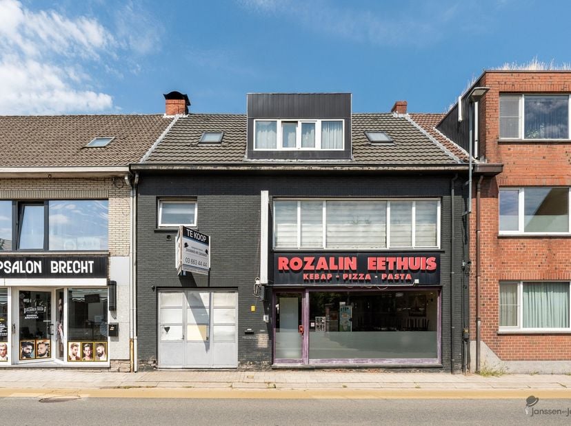 Opbrengsteigendom met handelsgelijkvloers en twee appartementen in het centrum van Brecht<br />
<br />
Bent u op zoek naar een investering met een o