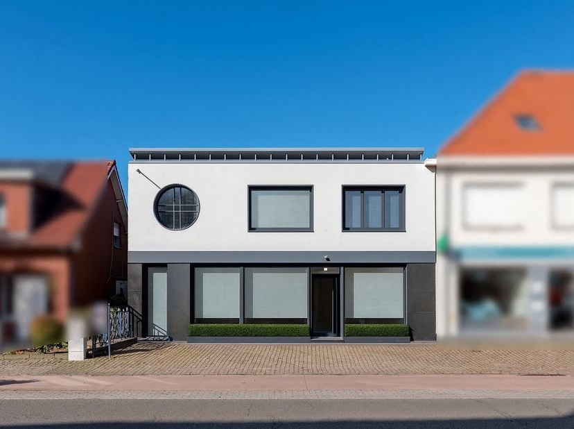 Ruim gelijkvloers handelspand met een oppervlakte van ca. 163 m² + grote kelder langs de doorgaande weg Oud-Turnhout – Reusel in Arendonk . Zeer centr