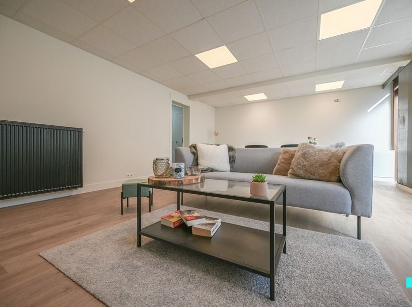 Deze gerenoveerde woning met een bewoonbare oppervlakte van ca. 145 m² (volgens EPC-attest) is gelegen op een perceel van ca. 84 m², op wandelafstand