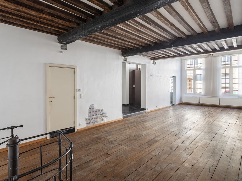 Dit commercieel gelijkvloers van ca 150 m² bevindt zich in de Keizerstraat, midden in het historische hart van Antwerpen. Een goede bereikbaarheid is