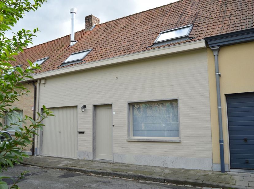 Deze verzorgde gezinswoning ligt op een boogscheut van het centrum van Heule, winkels en school en heeft en zeer fijne , rustige ligging.<br />
Ruime