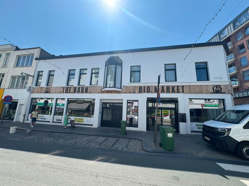 Ruim handelspand van 525 m² in het commerciële hart van Berchem<br />
Op een centrale en commerciële locatie in Berchem bevindt zich dit uitzonderlijk