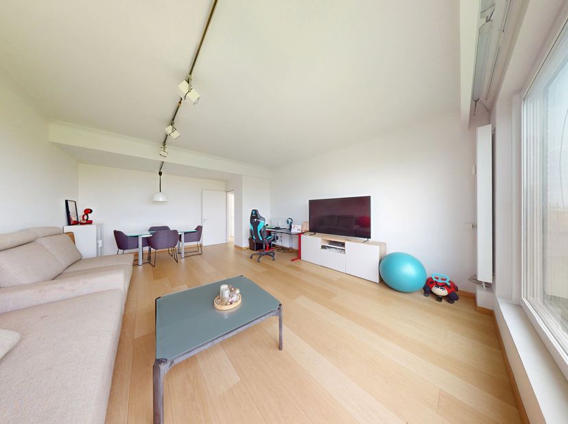 Royaal appartement gelegen op de 9de verdieping met prachtig zicht op het Stadspark. <br />
Het appartement beschikt over een ruime inkomhal met toega