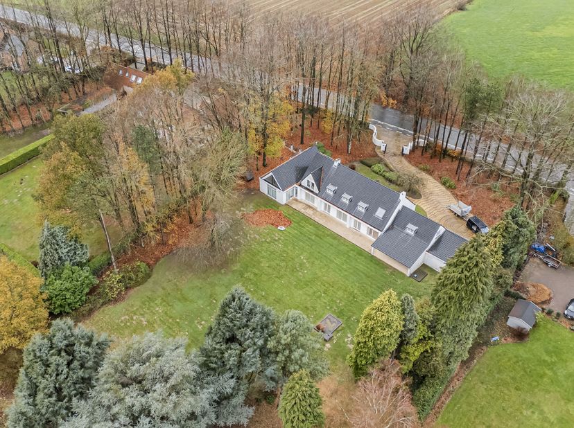 Easy Home a le plaisir de vous présenter cette magnifique villa de prestige de 367 m² habitables, située sur près d'un hectare de terrain.<br />
Impla