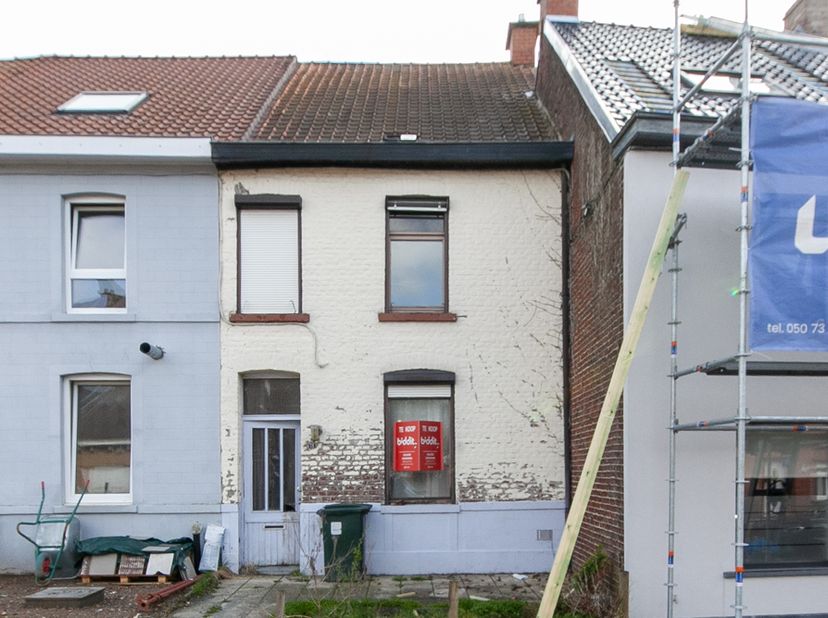 MAISON AVEC JARDIN -<br />
Maison à rénover avec jardin. <br />
Idéalement située à proximité du centre de Renaix et des commerces. <br />
2 chambres
