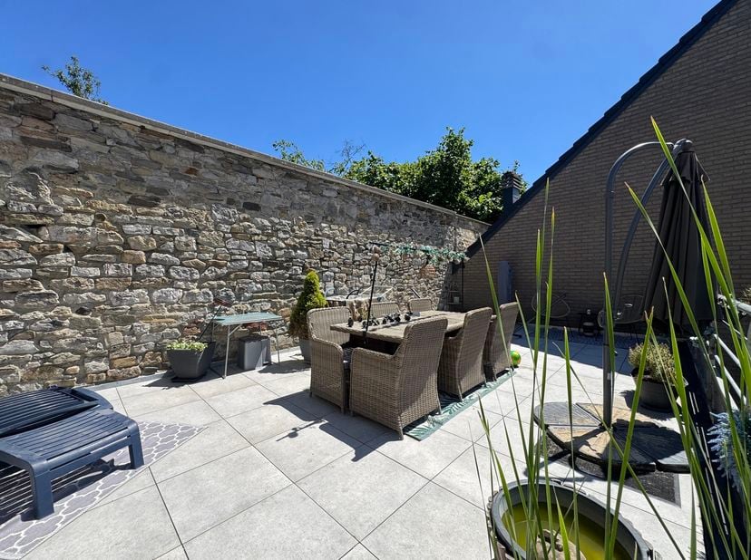 Duplex au 1er et au 2ème étage (sans ascenseur)<br />
1er étage de ± 58m²:<br />
- Hall sur carrelage de ± 2m² ,<br />
- Séjour sur carrealge de ± 34m