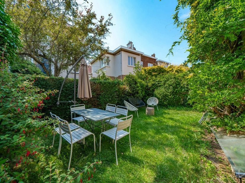 Boitsfort – Maison de caractère ± 177 m², 4 chambres et jardin<br />
Située avenue des Coccinelles, au cœur d’un quartier résidentiel particulièrement