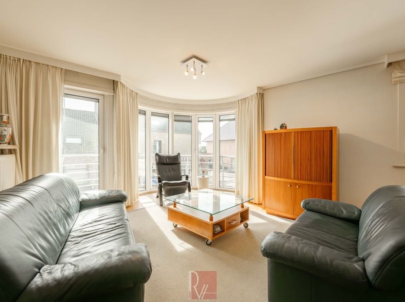 Instapklaar 2-slaapkamerappartement met parkeermogelijkheid in het centrum van Meulebeke!<br />
<br />
Dit lichtrijke appartement geniet van een centr