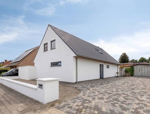                                         Woning te koop in Oostrozebeke, € 425.000
