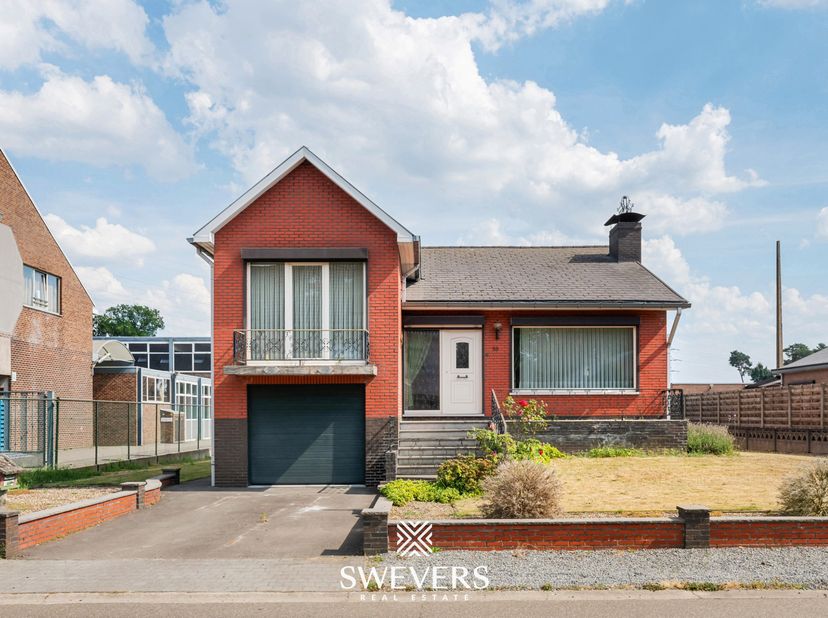Voor meer info en foto’s, surf naar www.swevers.be – Op een ruim perceel van 1.376 m² in Beringen ligt deze open bebouwing uit 1973 boordevol renovati