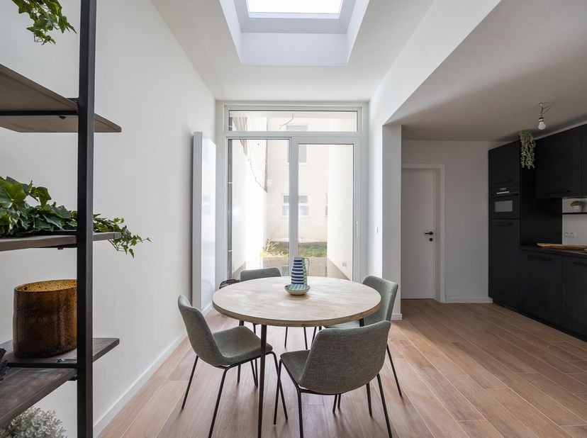 Locatie<br />
Op zoek naar een instapklaar gelijkvloers appartement met tuin of een interessante investering op een toplocatie? Dit volledig gerenovee