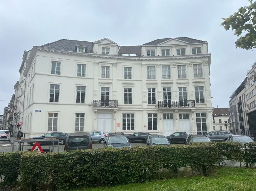 Bel appartement lumineux avec terrasses (8m² &amp; 12m²) au 2ème étage d'un bel immeuble sur la Place des Barricades. Hall d'entrée avec toilette séparée.