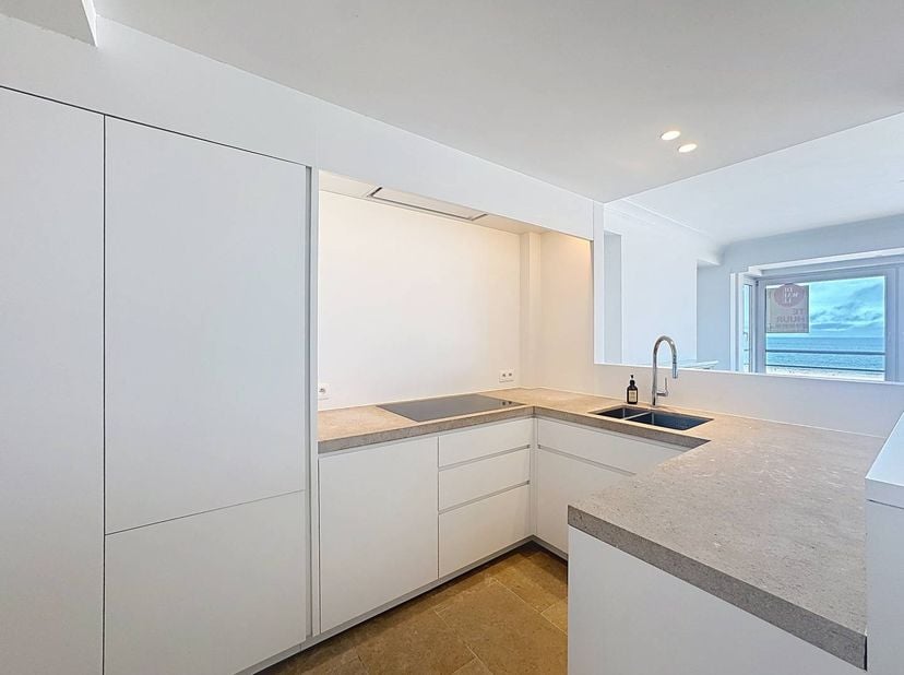 Ervaar het ultieme gevoel van luxe en sereniteit op de 6e verdieping een rustige residentie op de zeedijk van Oostende. Met slechts één appartement pe