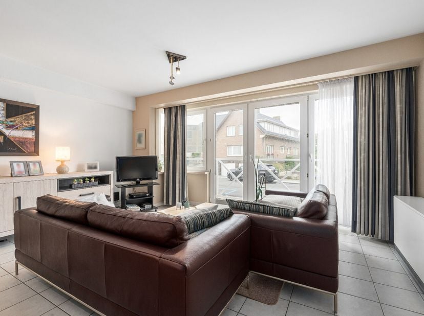Uitstekend gelegen bel-étage appartement op wandelafstand van de Zeedijk in het centrum van Wenduine. Dit appartement maakt deel uit van een kleine re