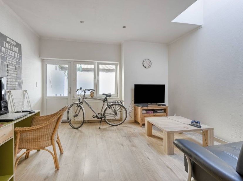 Algemeen:<br />
- bouwjaar 1930<br />
- verwarming via aardgas (ketels van 2019 en 2021)<br />
- ramen: dubbele beglazing (hout en kunststof)<br />
<b