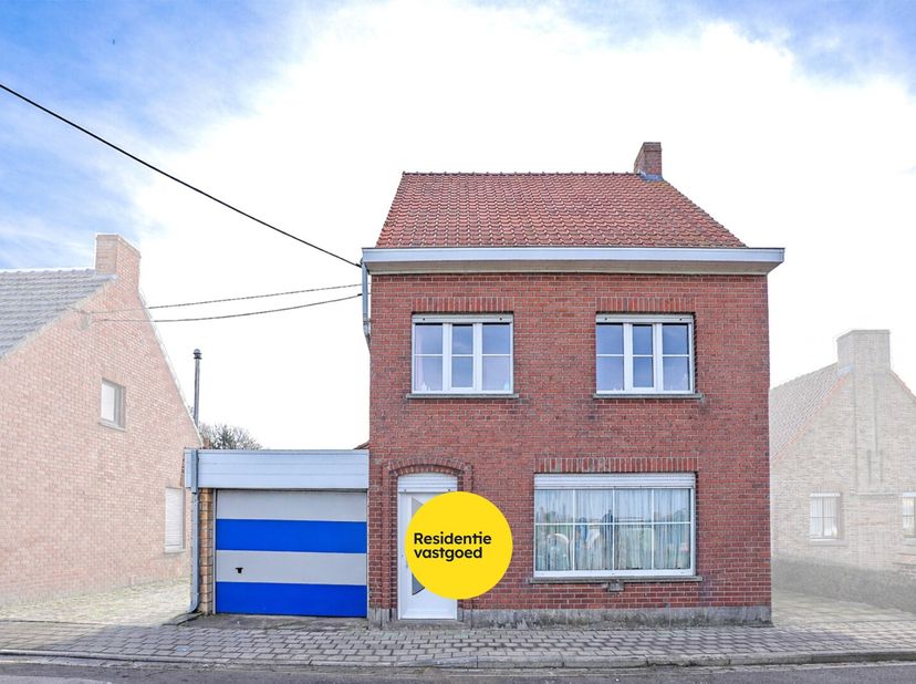 Alleenstaande woning met veel potentieel op een perceel van 655 m² te Houthulst<br />
In een rustige, groene omgeving bevindt zich deze alleenstaande