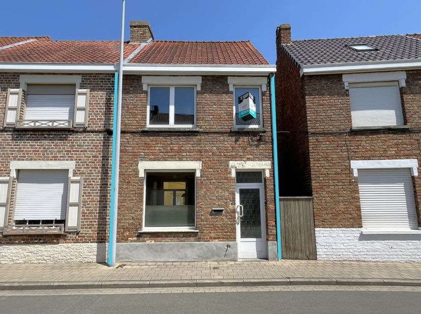 Deze te renoveren woning biedt een uitstekende opportuniteit voor wie op zoek is naar een project met tal van mogelijkheden. Dankzij de solide basis e