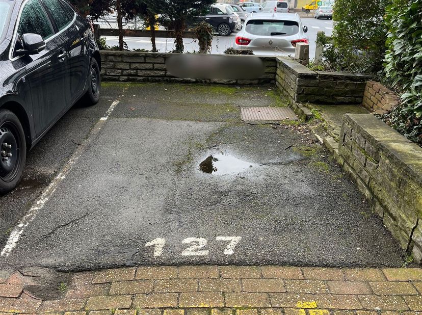 Deze buiten staanplaats is ideaal gelegen vlakbij het centrum van Mechelen. Perfect voor wie op zoek is naar een veilige en vlot bereikbare parkeerrui