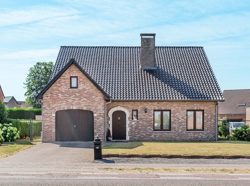 TROEVEN:<br />
+ Asbestveilig<br />
+ Inpandige garage<br />
+ Geen renovatieplicht<br />
+ Gunstig ligging&amp;nbsp;in het geliefde Brustem<br />
<br />