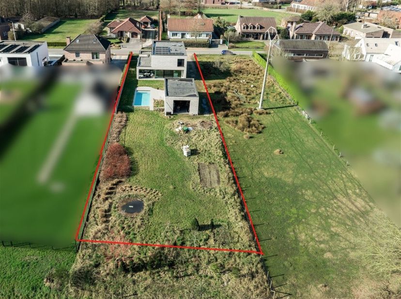 Recente energiezuinige woning (2021) met zwembad, bijgebouw en praktijkmogelijkheden op perceel van 18 are. <br />
In een rustige straat, op een boog