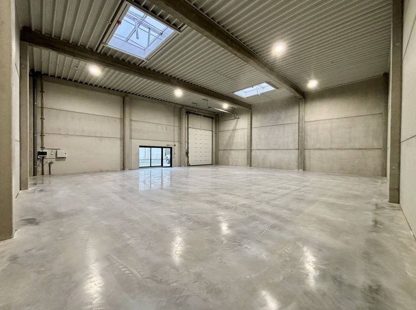 Deze functionele KMO-unit van 295 m² is ideaal voor opslag, atelier of lichte productie en geniet van een vlotte bereikbaarheid in Sint-Truiden.<br />