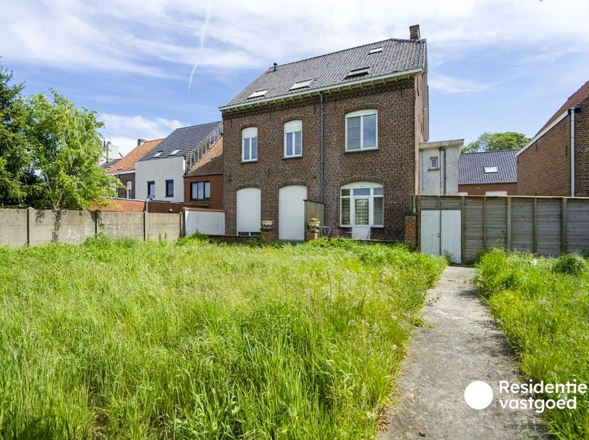 Welkom in de Poperbosstraat 16, waar dit imposante burgerhuis terug te vinden is. Gelegen in het centrum van Torhout, geniet deze eigendom van een uit