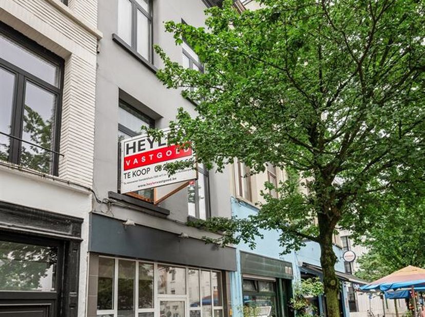 Handelshuis met vier slaapkamers te koop in Antwerpen!<br />
Ligging:<br />
Dit handelshuis is strategisch gelegen in een commerciële buurt in het har