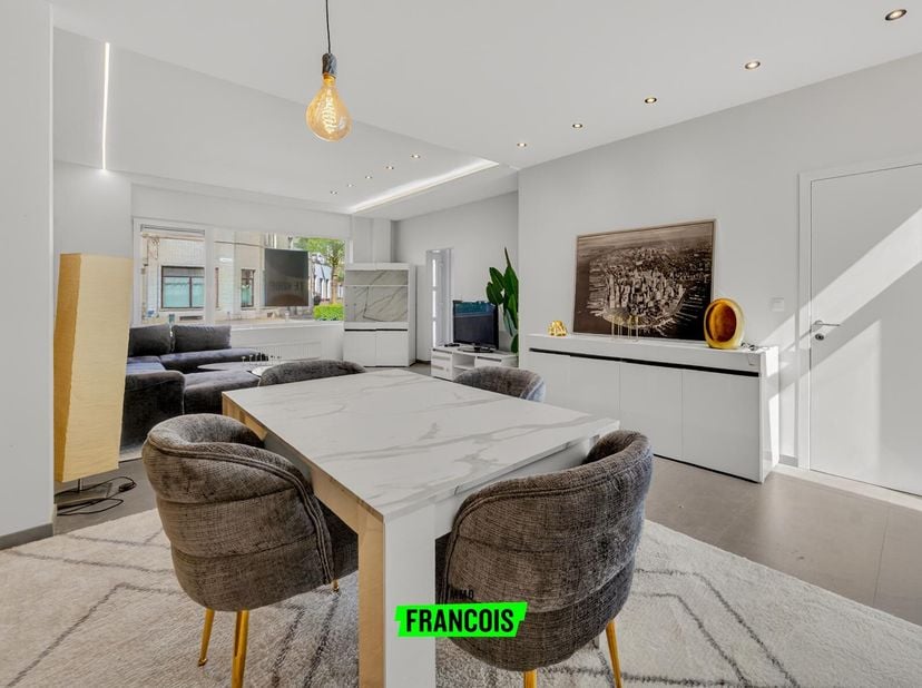 Bent u op zoek naar een stijlvolle woning waar u zonder zorgen meteen kunt intrekken? Dan is deze volledig gerenoveerde woning op de Torhoutsesteenweg