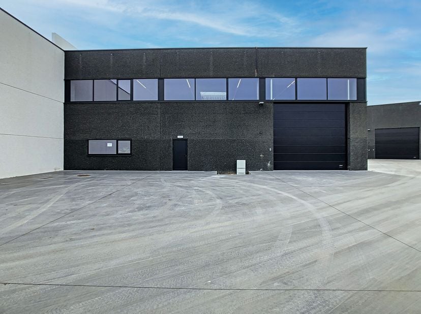 Deze ruime magazijnunit van 550 m² is gelegen in industriezone De Nest en geniet van een uitstekende bereikbaarheid dankzij de nabijheid van de R4, me